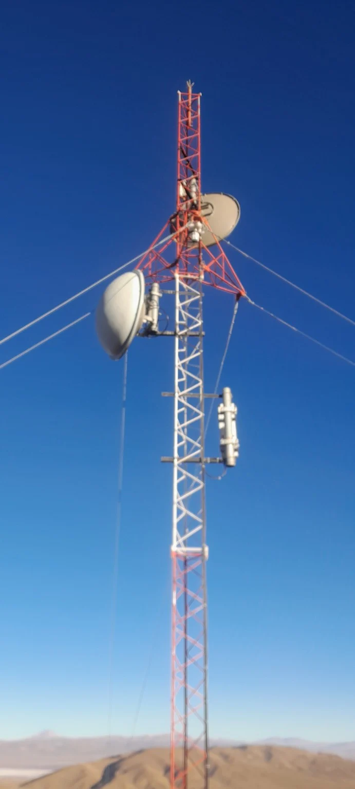 Torre de telecomunicaciones con antenas instaladas