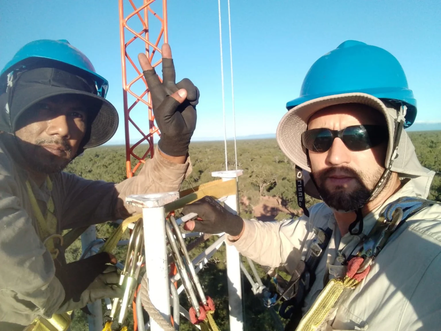 Equipo técnico de Tecnosoft trabajando en una torre de telecomunicaciones